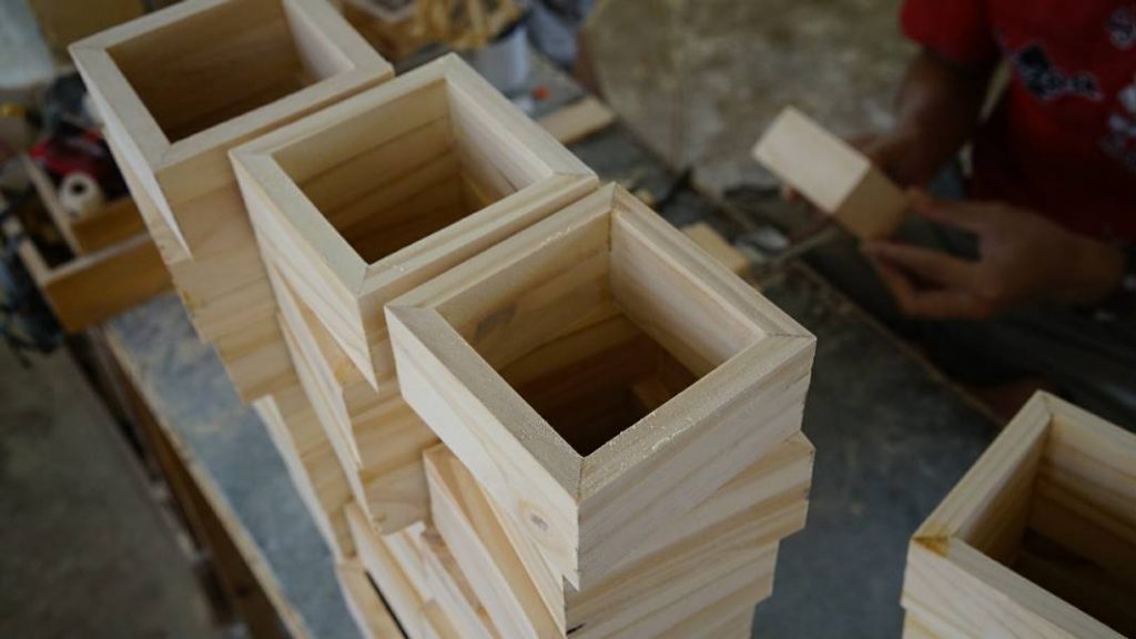 Selanjutnya, ada kemasan kotak kayu. Kemasan jenis ini bisa Anda gunakan untuk mengemas pakan ternak dalam volume atau jumlah yang besar. Pasalnya, bahan kayu mampu memuat dan menyimpan pakan dengan jumlah besar.