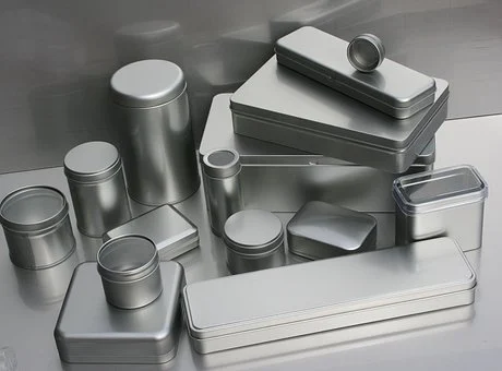 Kemasan metalized adalah jenis kemasan yang kerap disalah artikan sebagai jenis kemasan aluminium. Padahal, warna silver dari kemasan metalized sebenarnya sangat mencolok perbedaannya dengan jenis kemasan aluminium. Yakni cenderung lebih mengkilap dan terang.