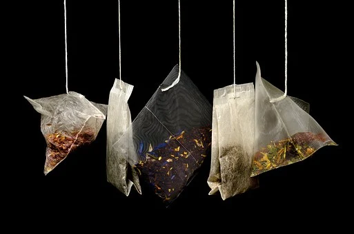 Plastik kemasan teh yang bisa mencukupi kebutuhan dan menjamin kualitas menjadi sesuatu yang sulit ditemukan oleh kebanyakan produsen. Kesulitan tersebut dirasakan oleh mereka yang memproduksi teh, baik teh tabur maupun teh celup terjadi disebabkan oleh beberapa faktor.