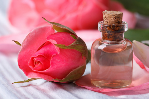 Rose water atau air mawar bisa berfungsi dengan sangat baik untuk melembabkan tubuh karena mengandung pelembap alami dan anti oksidan. Untuk wajah, rose water berfungsi sebagai pembersih riasan, toner, mengurangi peradangan.
