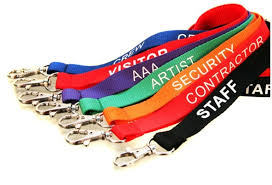Mirip dengan proses cetak lanyard menggunakan mesin heat press, cetak lanyard huruf timbul juga mewajibkan Anda untuk membuat desain terlebih dulu dengan program komputer. Selanjutnya desain tersebut dicetak pada permukaan tali lanyard.