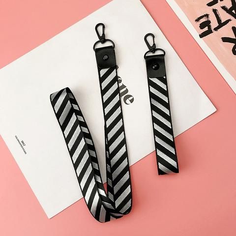 Strap lanyard merupakan tali multifungsi. Strap lanyard ini bisa Anda gunakan untuk gantungan id card karyawan, kartu panitia, co card, kunci, flashdisk sampai lighstick. Selain sebagai gantungan untuk berbagai benda tersebut, jenis lanyard satu ini juga bisa digunakan oleh para pebisnis untuk promosi sekaligus branding.